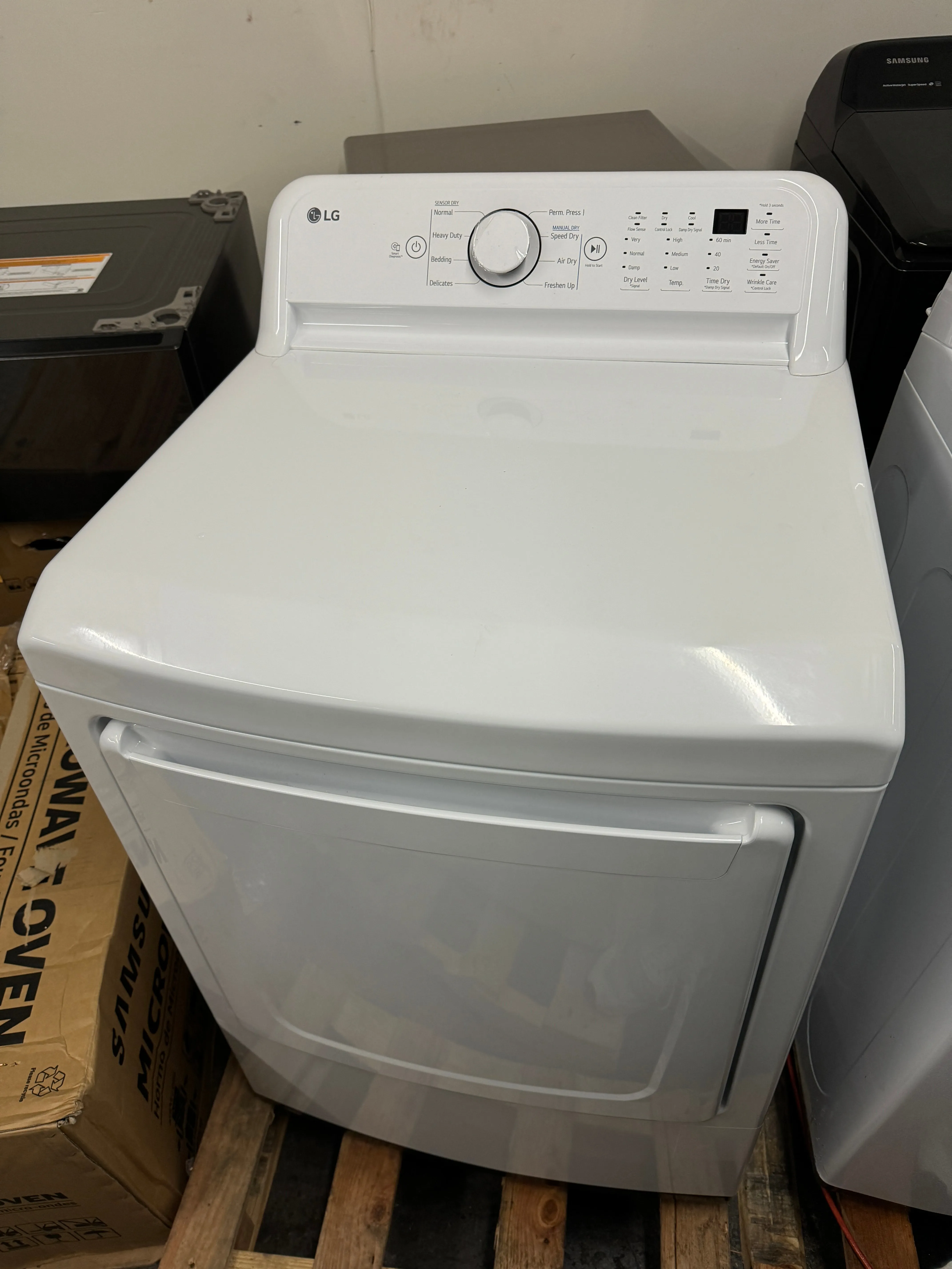 LG DLG7001W   LG WT7000CW White side-by-side Washer and Dryer 27 Inches